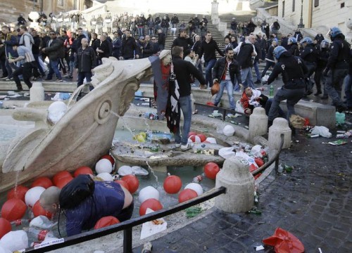 Calcio: Piazza Spagna campo battaglia, alcuni fermi