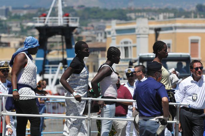 E' arrivata nel porto di Catania la nave norvegese Siem Pilot al servizio di Frontex con a bordo i migranti soccorsi dal pattugliatore Cigala Fulgosi della Marina Militare e le 49 vittime dell'ennesima tragedia del mare avvenuta al largo della Libia. ANSA/ORIETTA SCARDINO