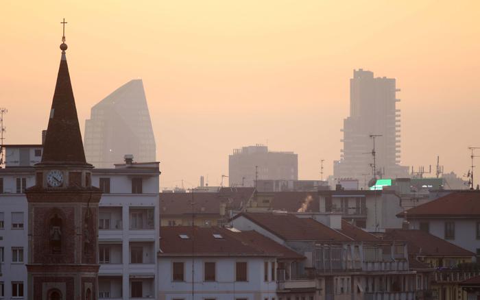 An aerial view of skyscrapers area of Milan, Italy, as it is surrounded by smog  on 26 December 2015.  The city of Milan has announced that it will not allow private vehicles to circulate in Italy's business capital for three days next week in an attempt to bring down pollution levels that have been above the legal limit for some time. ANSA/STEFANO PORTA