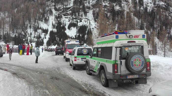 Soccorritori all'opera nei pressi del luogo dove una slavina ha travolto una decina di persone, sei le vittime, Valle Aurina, 12 marzo 2016. Tre gli elicotteri in azione per portare in alto non soltanto gli uomini del soccorso alpino e gli specialisti dei vigili del fuoco, ma anche numerosi cani da valanga. ANSA